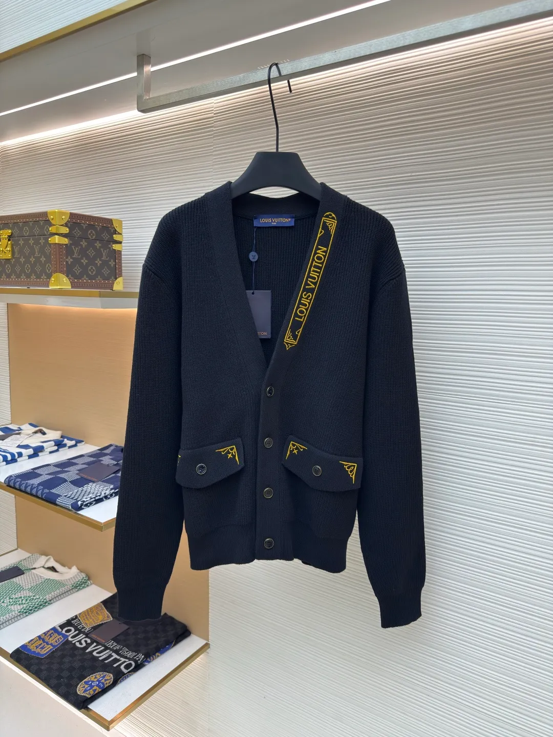 LOUIS VUITTON25SS gold barbed cardigan ●Authentic product: Purchased and developed for 17800 ●Item number: 1680497-B15 ●Fabric: Made of cotton and nylon blended core-filled yarn fabric ●Technology: knitting ●Version: Loose version ●Weight: about 905 grams ●Size: S-M-L-XL ●Description: This style is made of lightweight and breathable cotton blend rib knit, with Louis Vuitton logo and Monogram floral details embroidered on the left collar and flap pocket respectively. It can be used as an alternative to classics to create an elegant evening look and embark on a comfortable cruise. The overall wiring is straight and delicate, the fabric is comfortable and soft, and the color is consistent without color difference. It can be matched with the same style to create a fashionable look and control various occasions. Customized accessories, complete with three standards, same style for men and women!